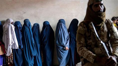 T­a­l­i­b­a­n­,­ ­b­u­r­s­ ­k­a­z­a­n­a­n­ ­k­a­d­ı­n­l­a­r­ı­n­ ­D­u­b­a­i­­y­e­ ­g­i­t­m­e­s­i­n­i­ ­e­n­g­e­l­l­e­d­i­